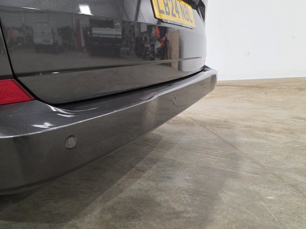 Ford Tourneo Custom Tourneo Custom 320 L2 Diesel FWD 2.0 EcoBlue 136ps H1 Titanium 9 Seater 18