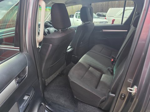 Toyota Hilux INVINCIBLE 4WD D-4D DCB 16