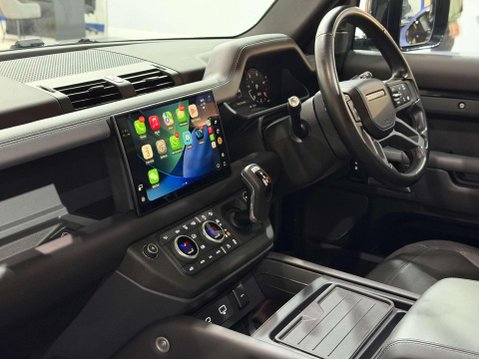 Land Rover Defender 3.0 D300 MHEV X-Dynamic HSE SUV 5dr Diesel Auto 4WD Euro 6 (s/s) (300 ps) 32