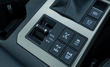 Toyota Land Cruiser Invincible 30