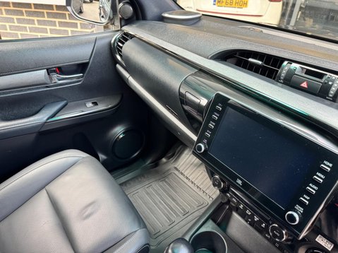 Toyota Hilux INVINCIBLE X 4WD D-4D DCB 17