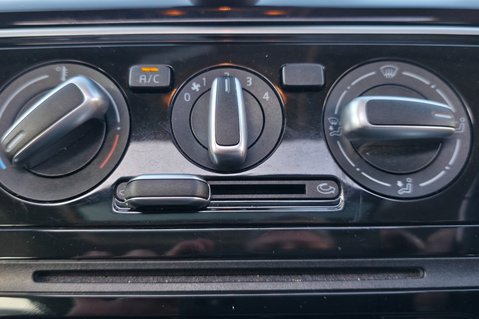 Volkswagen Up HIGH UP.. AUTOMATIC.. GLASS E/SUNROOF.10 MAIN DEALER SERVICES..ONE OWNER..  25