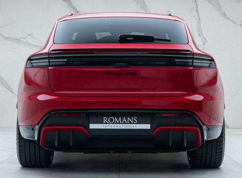 Porsche Macan GTS Electric 8