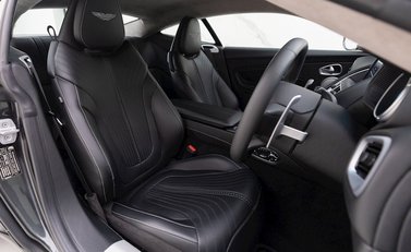 Aston Martin DB11 V8 10