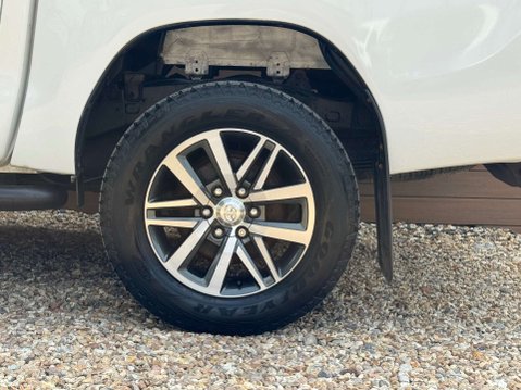 Toyota Hilux 2.4 HI-Luxury Invincible X D-4D 4WD Double Cab 4WD 5dr 17