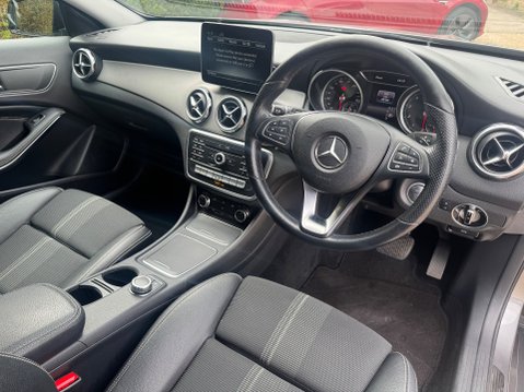 Mercedes-Benz GLA Class GLA 180 URBAN EDITION 7