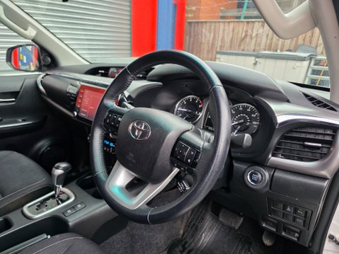 Toyota Hilux INVINCIBLE 4WD D-4D DCB 19