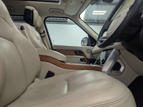 Land Rover Range Rover 3.0 Range Rover Autobiography Auto 4WD 5dr 57