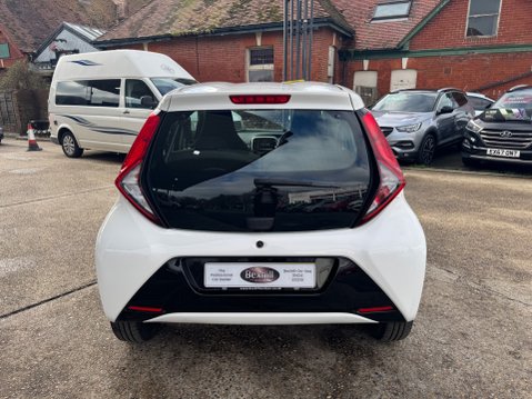 Toyota Aygo 1.0 VVT-I X-PLAY TSS 8