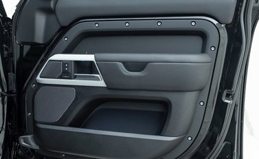 Land Rover Defender 110 D300 Hard Top X-Dynamic HSE 16