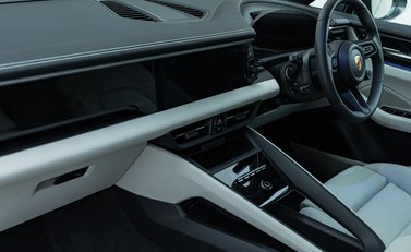 Porsche Macan 4 Electric 19