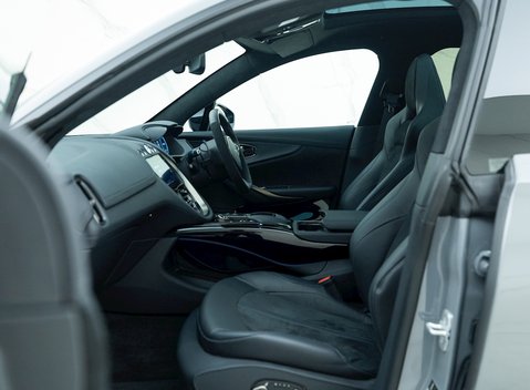 Aston Martin DBX 707 14