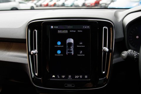 Volvo C40 RECHARGE PRO TWIN AWD 25