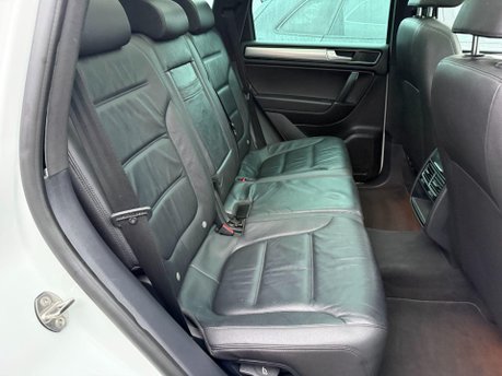 Volkswagen Touareg 3.0 TDI V6 BlueMotion Tech R-Line Tiptronic 4WD Euro 6 (s/s) 5dr 27