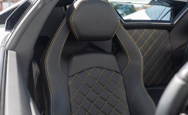 Lamborghini Aventador LP700-4 Roadster 17