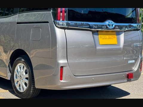 Toyota Noah Hybrid 1.8 34