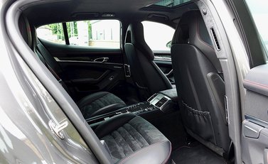 Porsche Panamera GTS 18