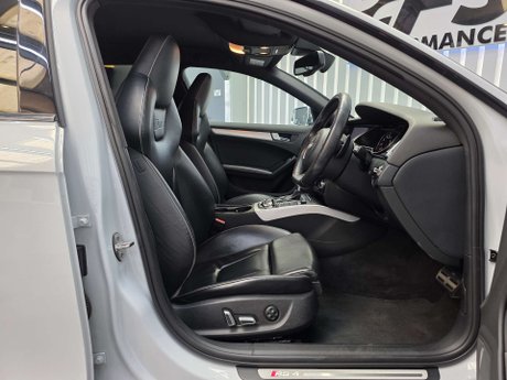 Audi RS4 4.2 FSI V8 Estate 5dr Petrol S Tronic quattro Euro 5 (450 ps) 40