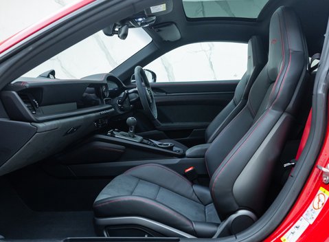 Porsche 911 Carrera GTS (992) 18