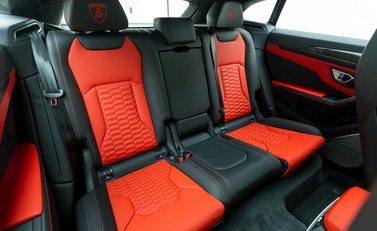Lamborghini Urus 12