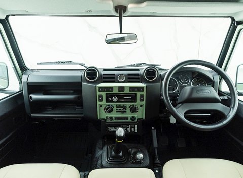 Land Rover Defender 110 Heritage 17