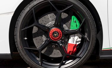 Lamborghini Huracan LP640-4 Performante 10