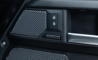 Land Rover Defender 110 V8 24