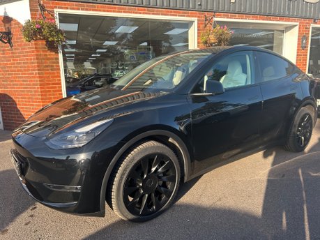 Tesla Model Y LONG RANGE AWD 1