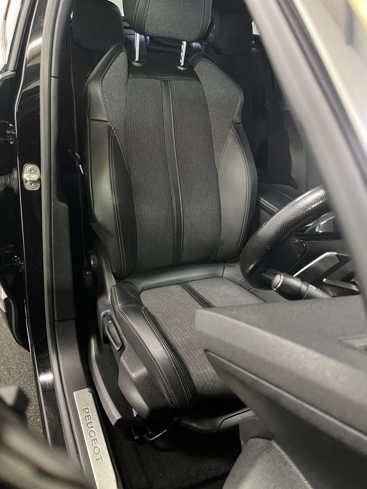 2019 Peugeot 3008 — image 8