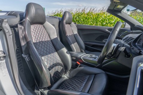 Audi R8 5.2 R8 Spyder Quattro V10 Semi-Auto 4WD 2dr 12