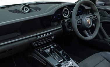 Porsche 911 Targa 4 GTS (992) 11