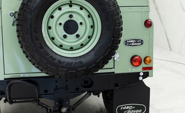 Land Rover Defender 110 Heritage 23