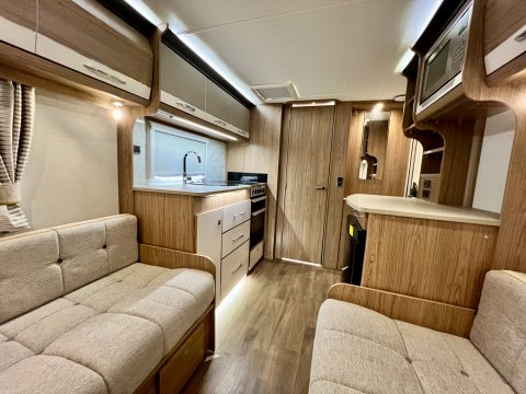 Coachman VIP 460  27