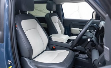 Land Rover Defender 90 D300 X-DYNAMIC HSE 26