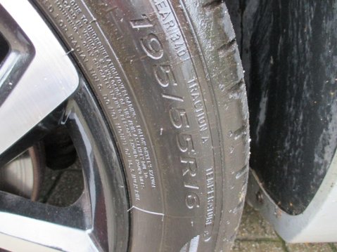 Renault Clio 0.9 TCe Play Euro 6 (s/s) 5dr 56