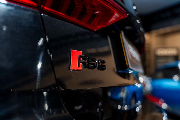 Audi RS6 Avant QUATTRO CARBON BLACK. VAT Q. WARRANTY. HEATED & COOLED SEATS. B & O. 3