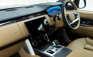 Land Rover Range Rover P530 Autobiography LWB 7 Seater 18