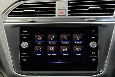 Volkswagen Tiguan R-LINE TSI DSG - ONE OWNER - APPLE CAR PLAY -ADAPTIVE CRUISE 53