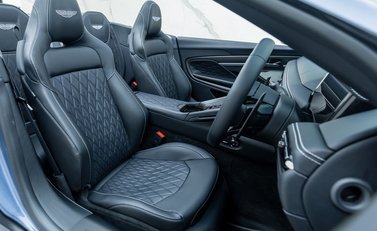 Aston Martin DB12 VOLANTE 15