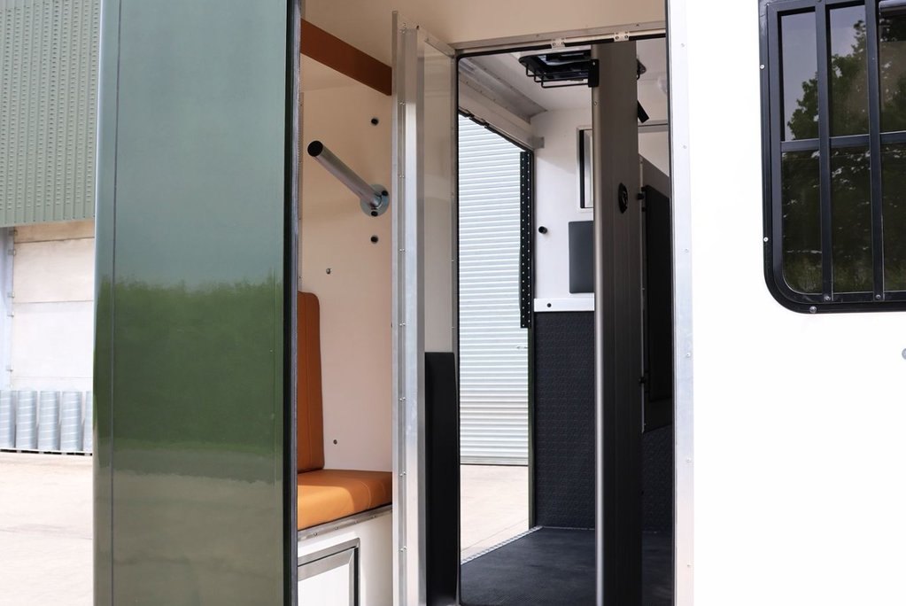Renault Master BRAND NEW 3.5 TON STALLION BUILD EXTREME HEAVY DUTY HORSEBOX FROM SEEKER  48