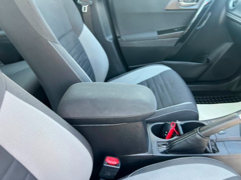 Toyota Auris VVT-I ICON TECH TOURING SPORTS 32