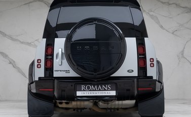 Land Rover Defender 110 D300 HSE Hard Top URBAN 5