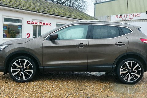 Nissan Qashqai 1.2 TEKNA DIG-T FULL HISTORY! 360 CAMERA.. SAT NAV ! GLASS ROOF 10