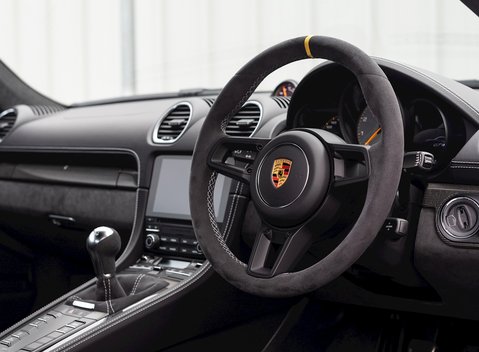 Porsche 718 Cayman GT4 11