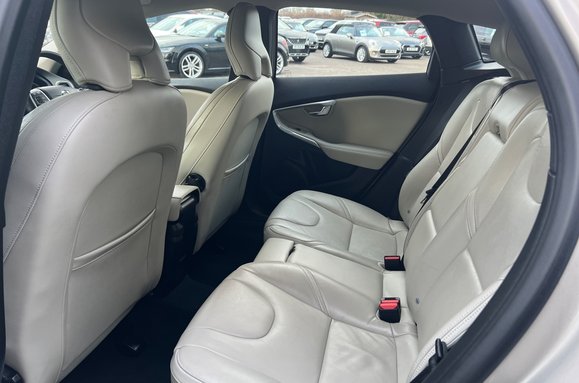 Volvo V40 2.0 T3 INSCRIPTION 34