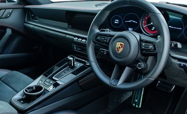 Porsche 911 Carrera 4 GTS (992) 5