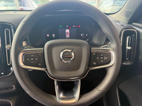 Volvo XC40 2.0 B4 MHEV Plus Dark DCT Auto Euro 6 (s/s) 5dr 33