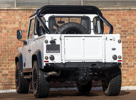 Land Rover Defender 90 Bowler Edition 3