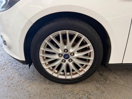 Ford Focus 1.0T EcoBoost Zetec Navigator Euro 5 (s/s) 5dr 22