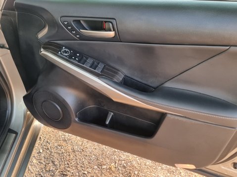 Lexus Is 300H PREMIER 16